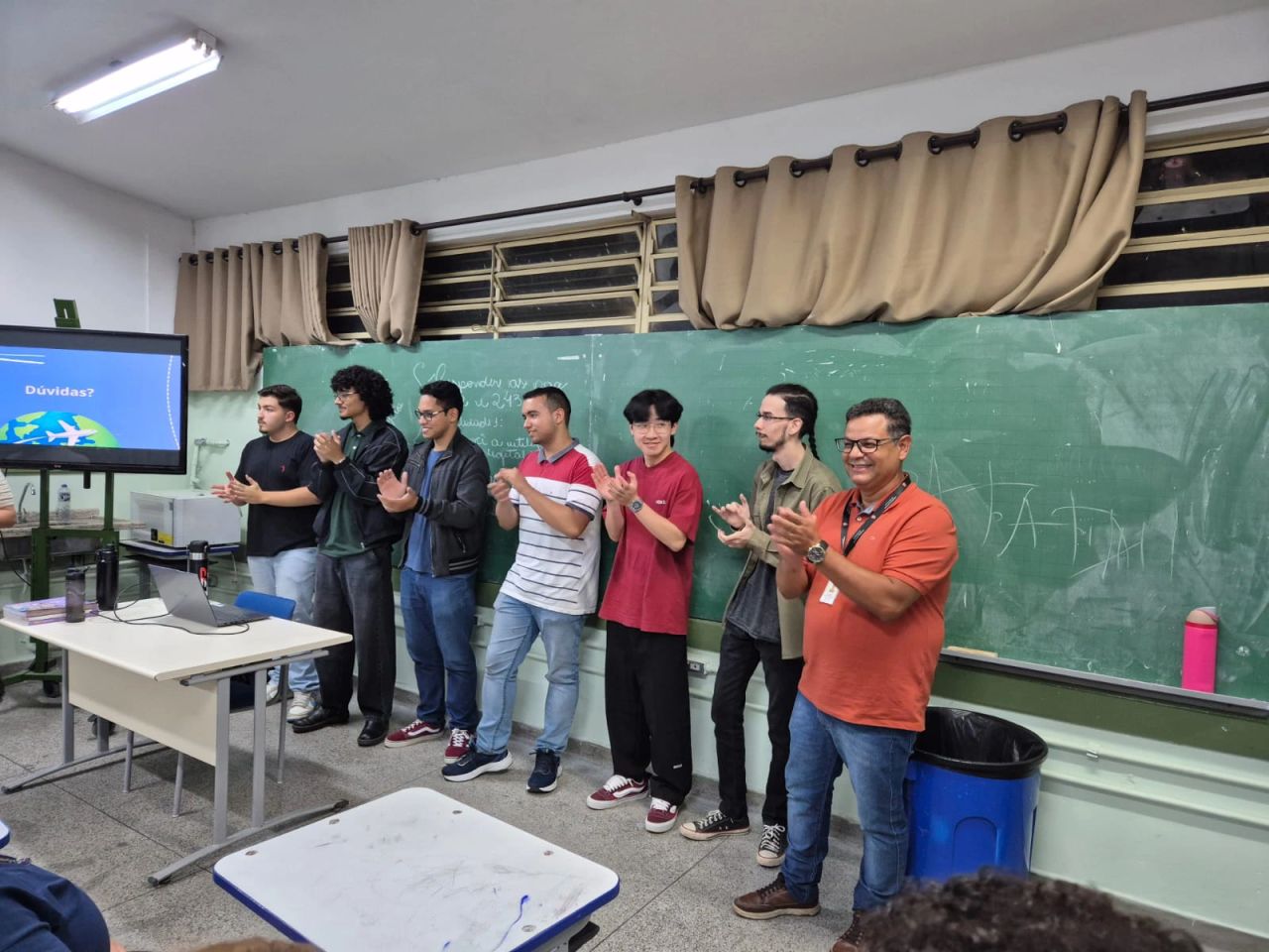 Equipe do Mapa do Intercambista durante apresentação em sala